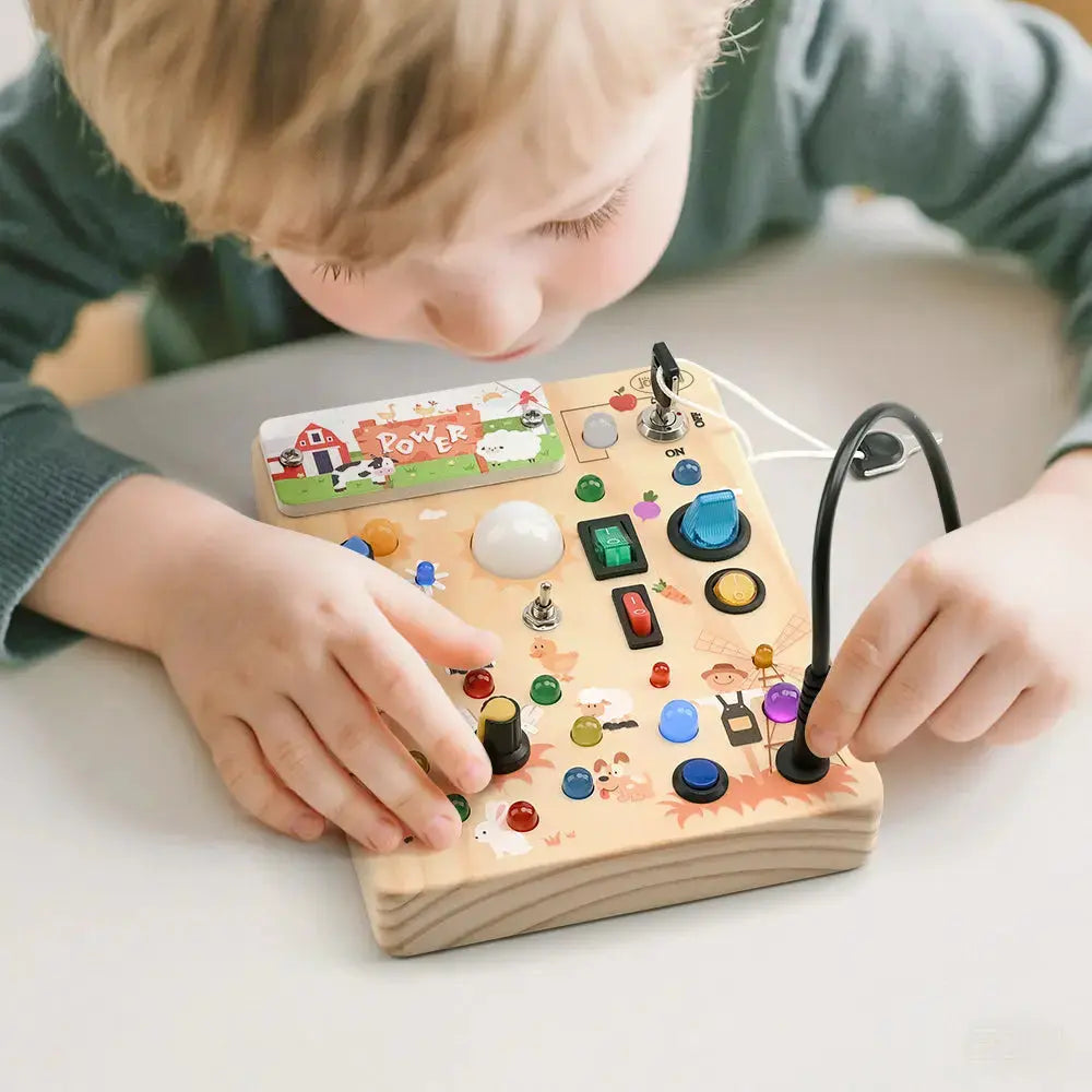 Enfant qui joue avec le tableau d'activités LED