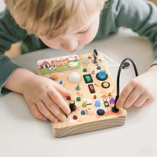 Enfant qui joue avec le tableau d'activités LED
